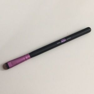 Vera Mona flat brush